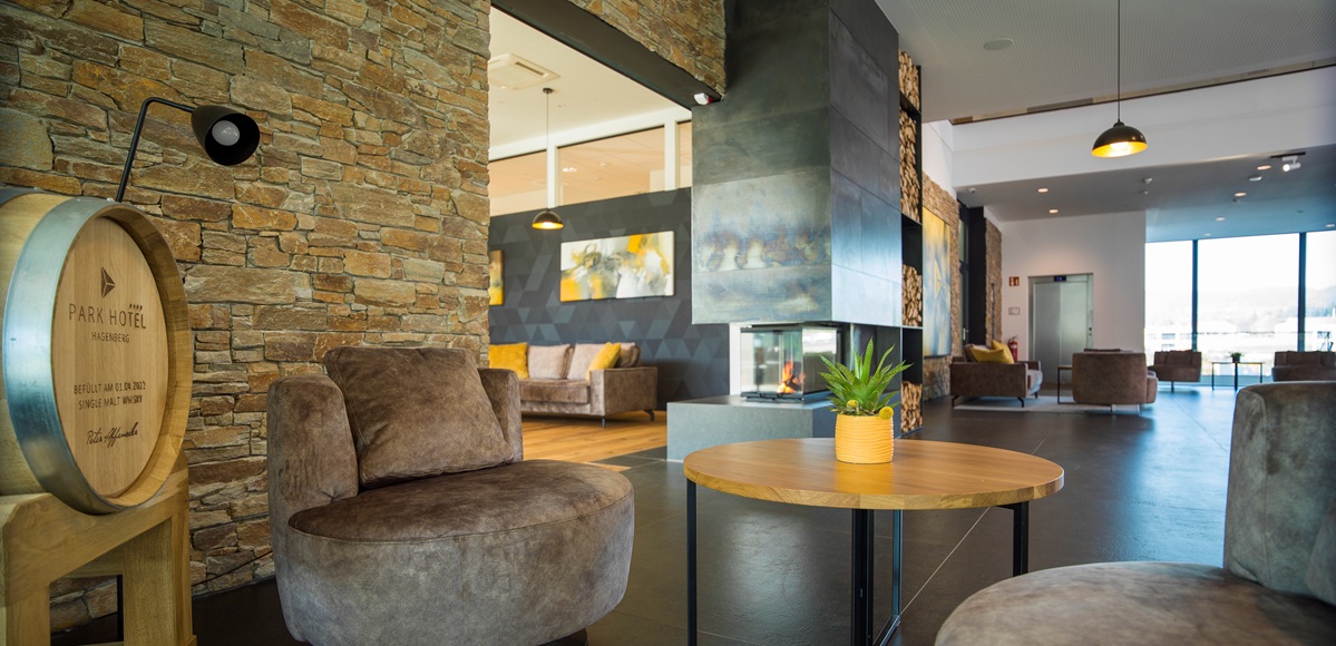 Lobby mit Sesseln, Kamin und Weinfass im Best Western Parkhotle Hagenberg