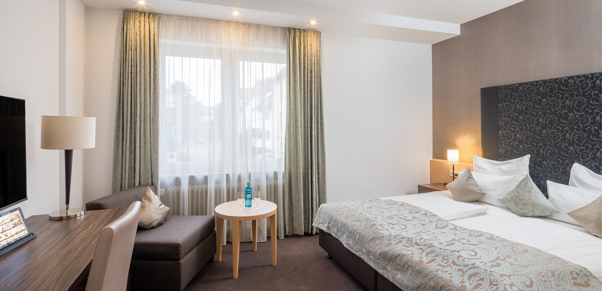 Hotelzimmer mit Bed, Fenster und Schreibtisch im Best Western Hotel Lamm