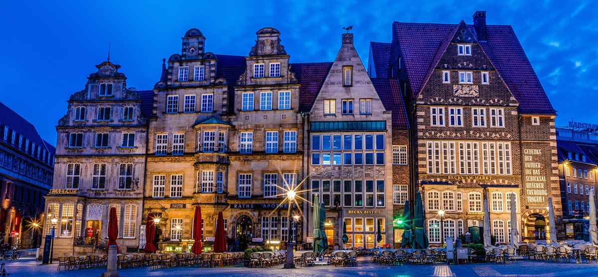 Bremer Altstadt mit beleuchteten Fenstern und Restaurants bei Dämmerung